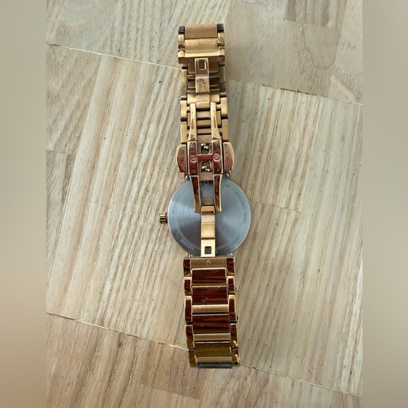 Bulova ladies pink mother of pearl rose gold tone dress watch NEW BATTERY - Picture 4 of 9